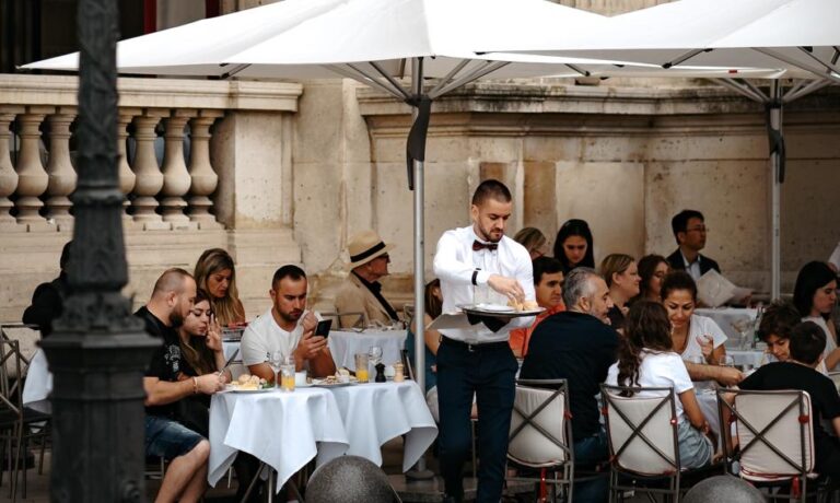 Tak się robi “wałki” w restauracjach. Dziennie “dorabiają” nawet 300 zł