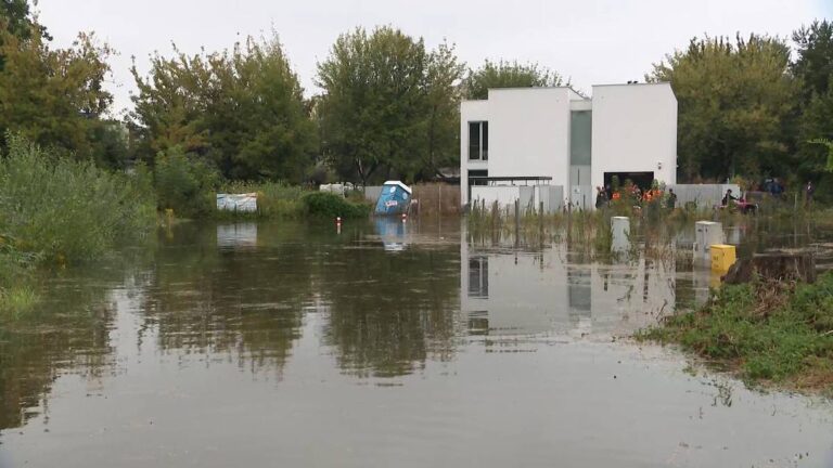 Przerwany wał przeciwpowodziowy. Zagrożonych kilkadziesiąt domów