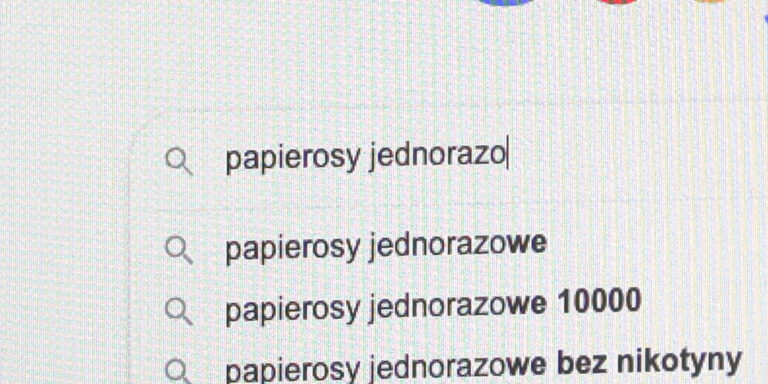 Po e-papierosy sięgnęła już ponad połowa polskich nastolatków. Szara strefa znacząco napędza sprzedaż nieletnim