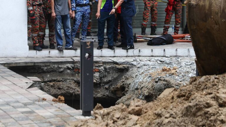 Kobieta wpadła do ogromnej dziury w chodniku. Wciąż jest poszukiwana