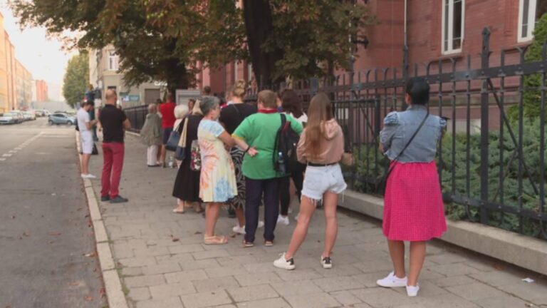 Gigantyczne kolejki przed sądami. Ostatni dzwonek dla nauczycieli