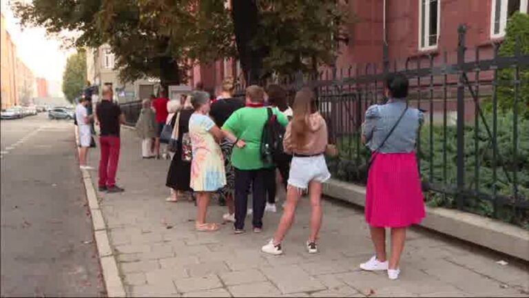 Gigantyczne kolejki przed sądami. Ostatni dzwonek dla nauczycieli