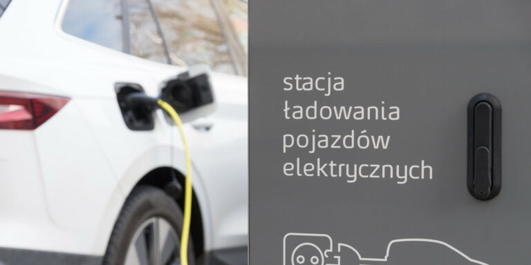 Samochody elektryczne jeżdżą w Polsce na prąd z węgla? Dane mówią wprost