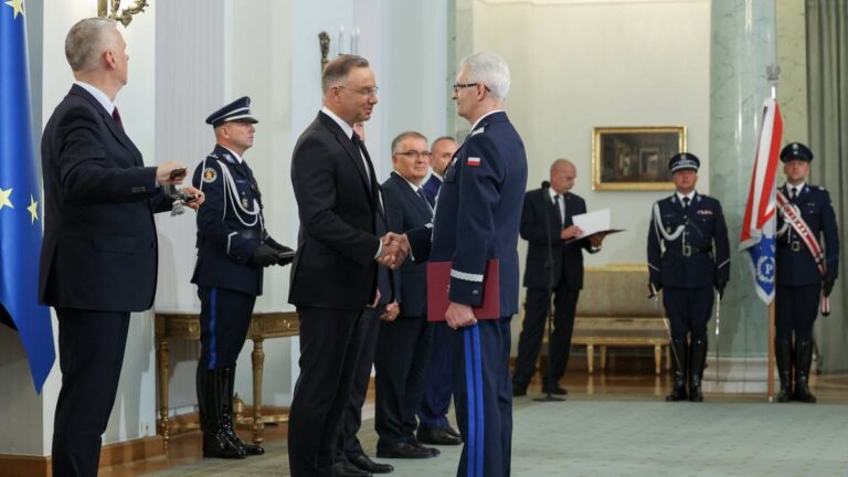 Prezydent wręczył nominacje generalskie oficerom policji. “Proszę to traktować jako zobowiązanie”