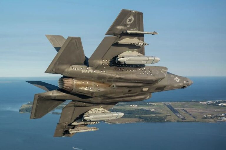 Amerykanie po raz pierwszy zamontowali te pociski w F-35. To sygnał w stronę Chin