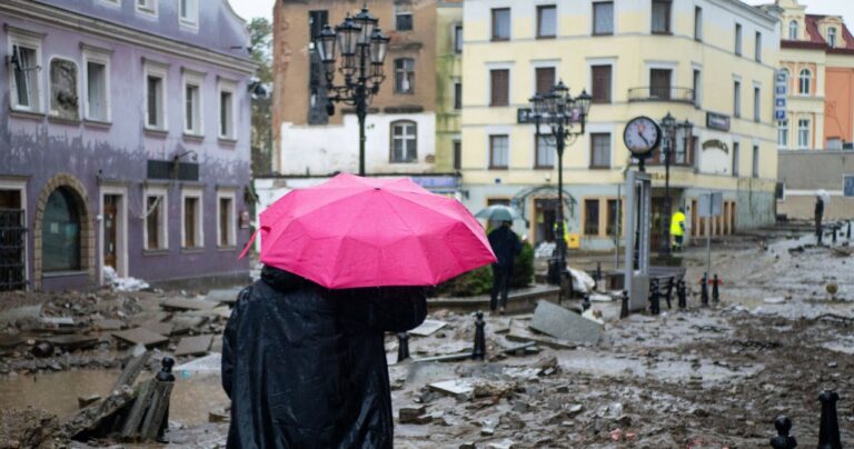 ZUS wyciąga rękę dla poszkodowanych w powodzi firm. Ulgi dla przedsiębiorców