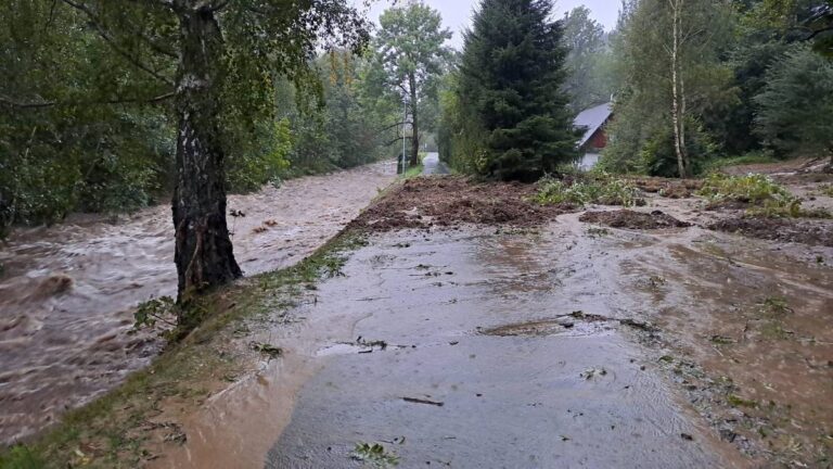 Wielka woda porwała samochód. Trzy osoby poszukiwane