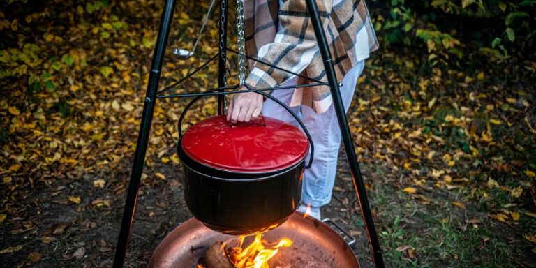 Zestaw na jesienne wieczory: palenisko z grillem i kociołkiem