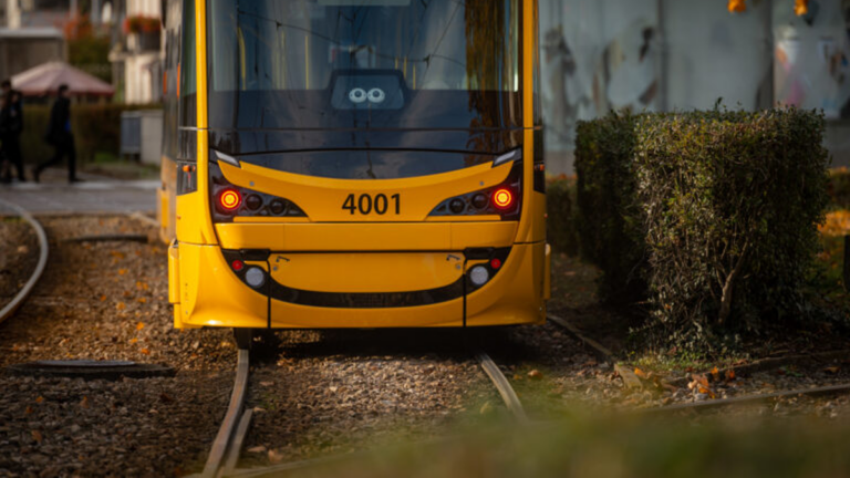 Belka przebiła podłogę tramwaju. Pasażer został ranny. “Poważne zaniedbanie”