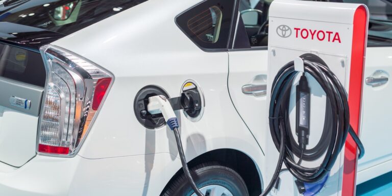 Toyota opóźnia plany dotyczące samochodów elektrycznych w USA