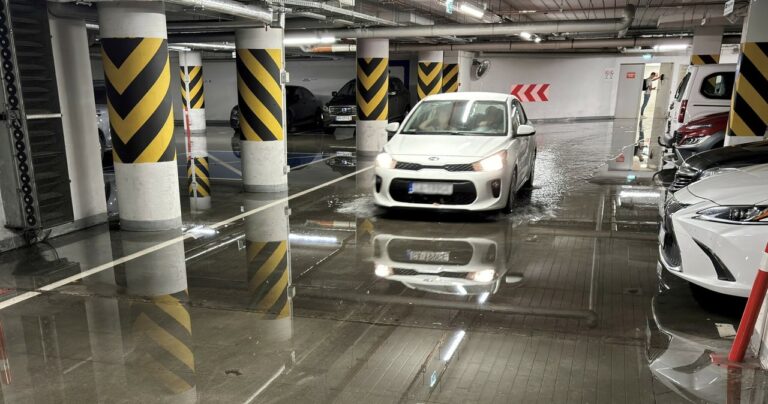 Kolejna burza wokół miejsc parkingowych. Przepisy w ustawie powodziowej