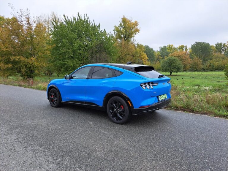 Ford Mustang Mach-E – co zmienia mniejsza bateria?  – test