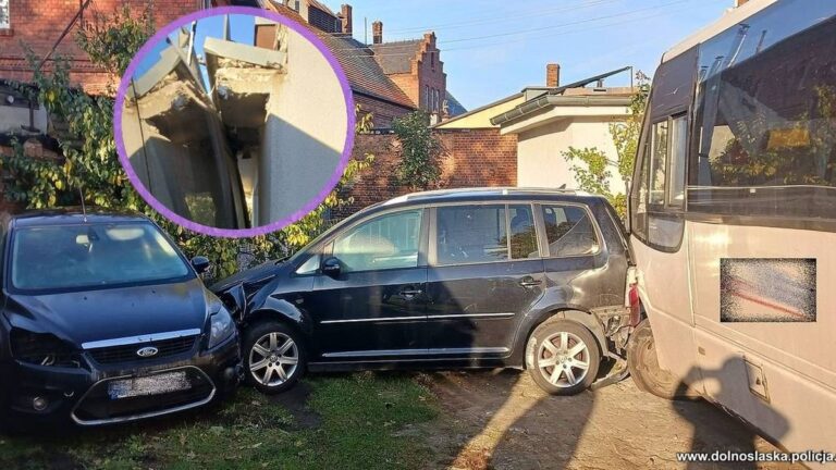 Autobus z dziećmi nagle zjechał z drogi. Uderzył w dom