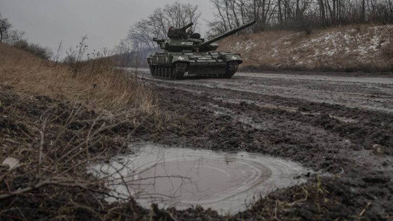 Czarne chmury nad Ukrainą. Analitycy ostrzegają przed “kumulacją” rosyjskiej ofensywy