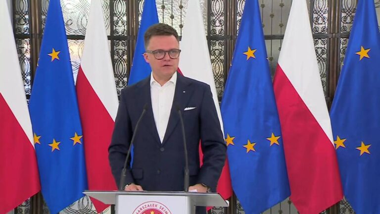 Hołownia reaguje na akcję Polsat News. Freak fighty nazwał „potężnym obciachem”
