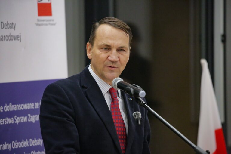 Sikorski odpowiada Zełenskiemu. „Powinien kierować prośby do krajów, które są dalej od Ukrainy”