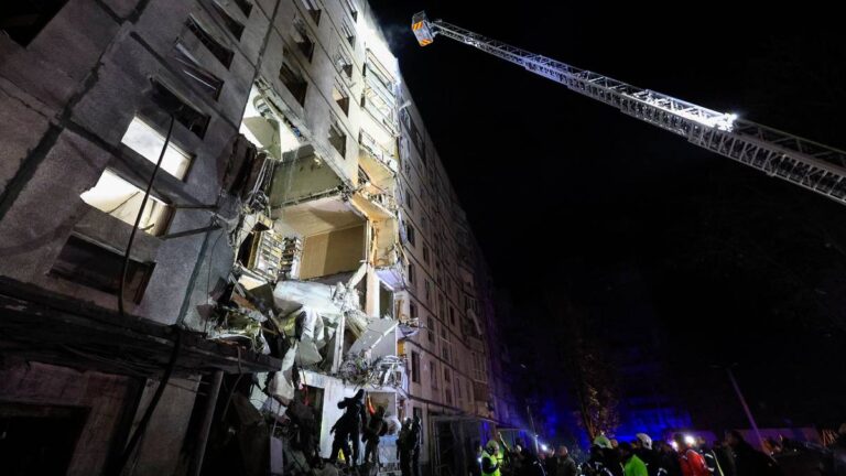 Rosja zaatakowała Charków. Bomba trafiła w blok