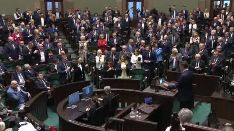 Posłowie wiwatowali po wygranej Trumpa. Hołownia dorzucił rytmiczne „Jarosław”