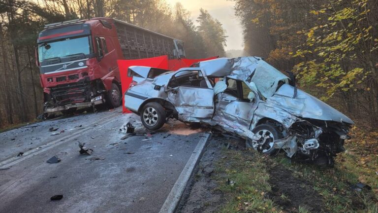 Nagle zjechał na przeciwległy pas. Tragiczne zderzenie z ciężarówką