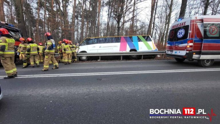 Pasażerowie zakleszczeni w autobusie. Wypadek koło Bochni