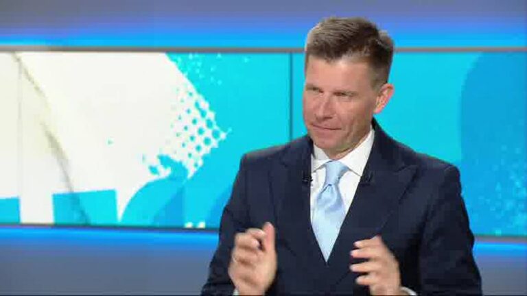 Petru o zachowaniu posłów. „Może siedzą bardziej podchmieleni z tyłu”