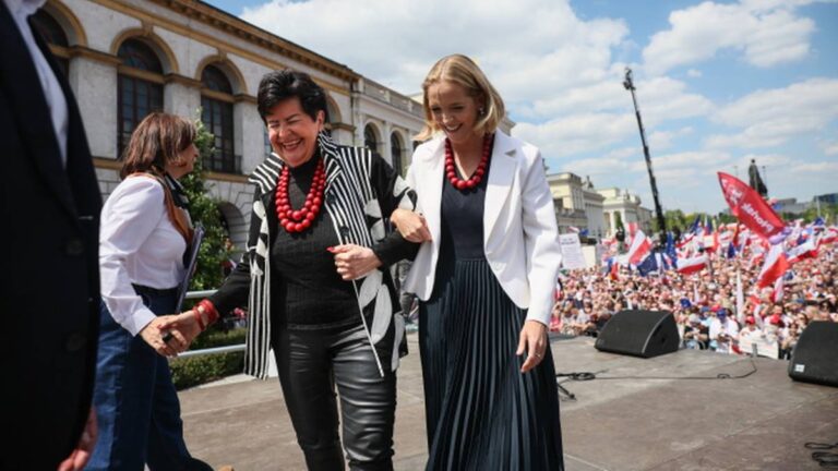 Joanna Senyszyn skradła show na marszu. Przekazała „insygnia cesarzowej”