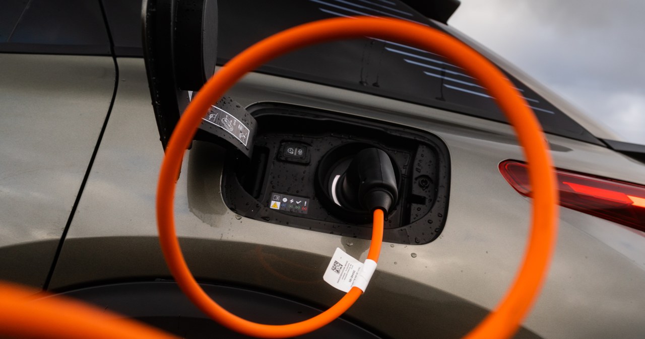 Mieli wyprodukować elektryczną Iserę. Złożą wniosek o wsparcie finansowe. Febaa0707c7992a665f201e158e59d52, Biznes Fakty