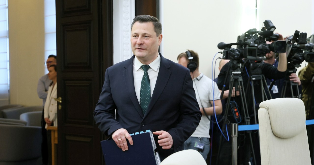 Biuro milczy od miesięcy? Rząd ma rozwiązanie, otworzył drogę 42253529437831a5e7361c55036df17d, Biznes Fakty