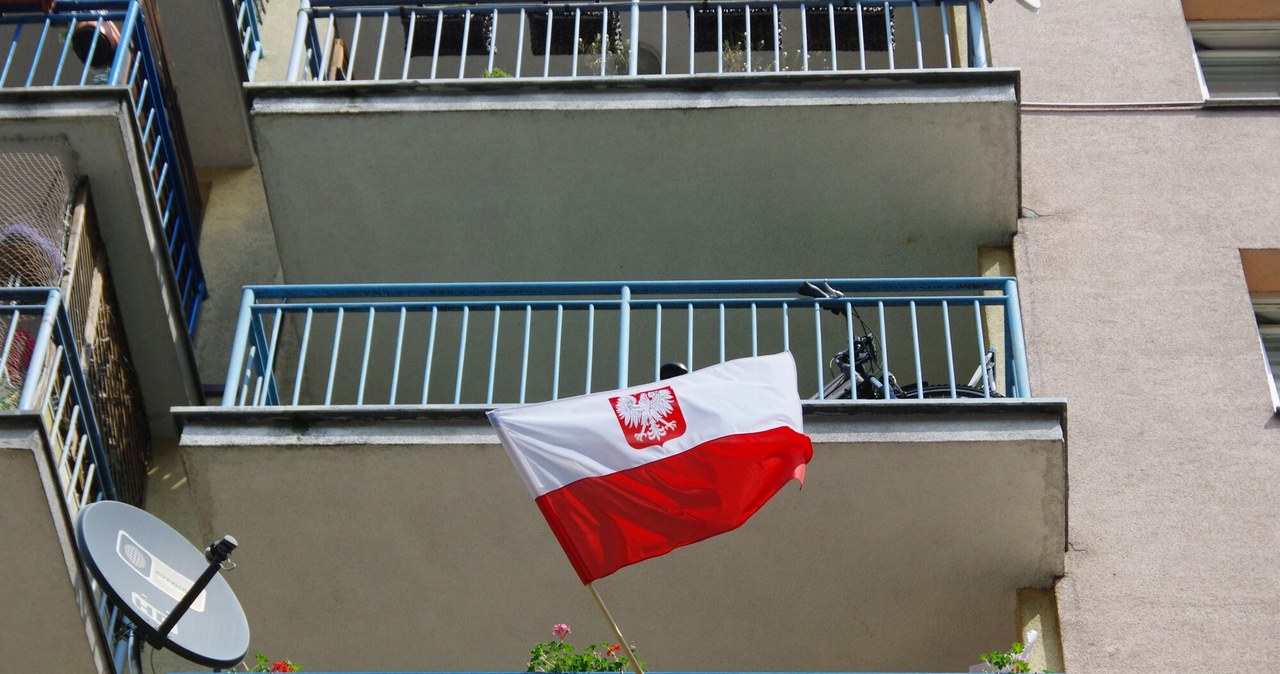 Palenie na balkonach jest zabronione? Wszyscy mieszkańcy otrzymali takie ostrzeżenie 4e6871f56d7f17ed4f3ddc9cfafff4f3, Biznes Fakty