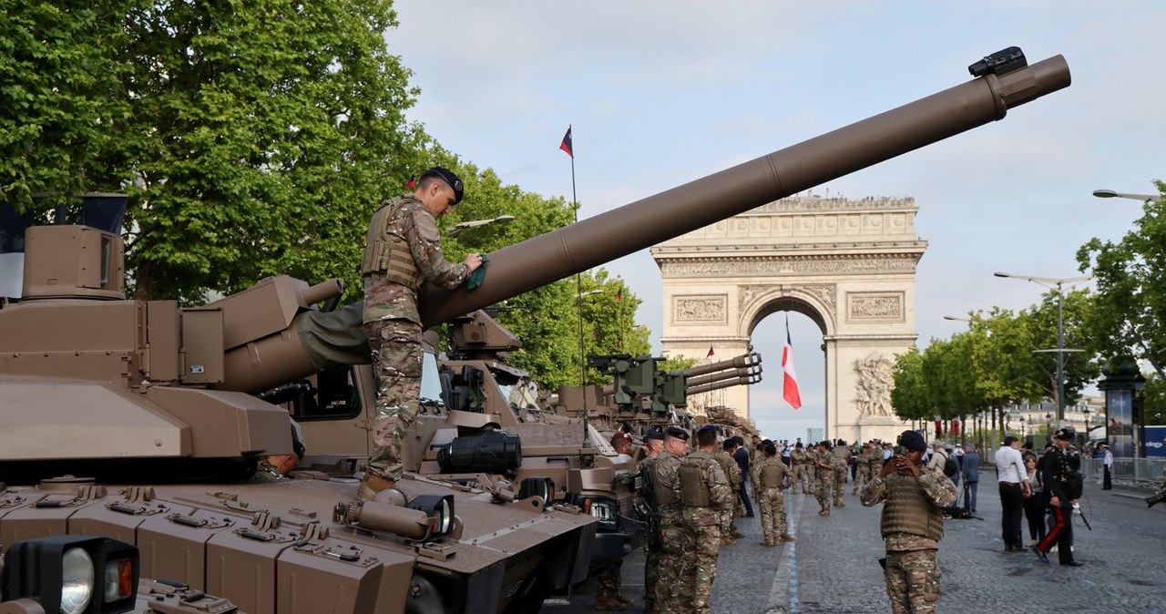Premier Francji szuka sposobów na oszczędzanie pieniędzy. Zamierza ograniczyć liczbę urlopów. 8ad787927c1ae89773fc0ad728f6c7b3, Biznes Fakty