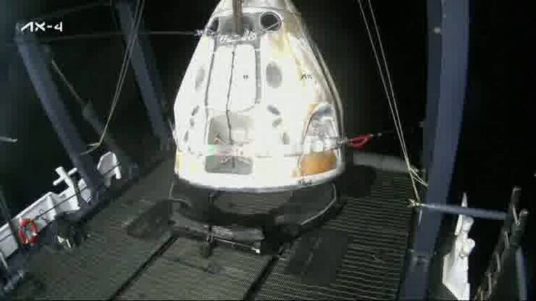 Sławosz Uznański-Wiśniewski wrócił na Ziemię. Tak wyglądało lądowanie.