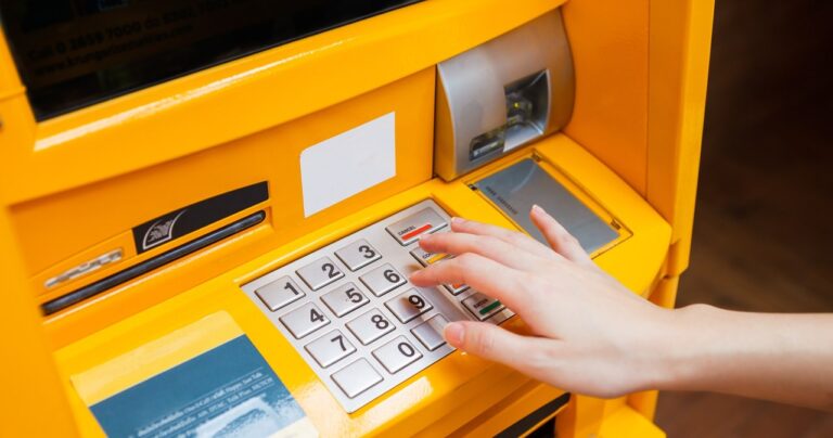Czym jest opłata za korzystanie z bankomatu? Oto jak jej uniknąć.