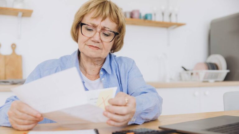Tysiącom seniorów odmówiono wypłaty zasiłku wdowiego. ZUS (Zakład Ubezpieczeń Społecznych) podał najczęstsze powody odmowy.