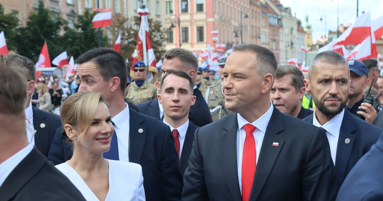 Zerowy podatek dochodowy od osób fizycznych dla rodzin z dwójką dzieci. Rodzina Nawrockich obliczyła, ile wygra. F4dd3a3220f278e94ae15fbc7371bdea, Biznes Fakty