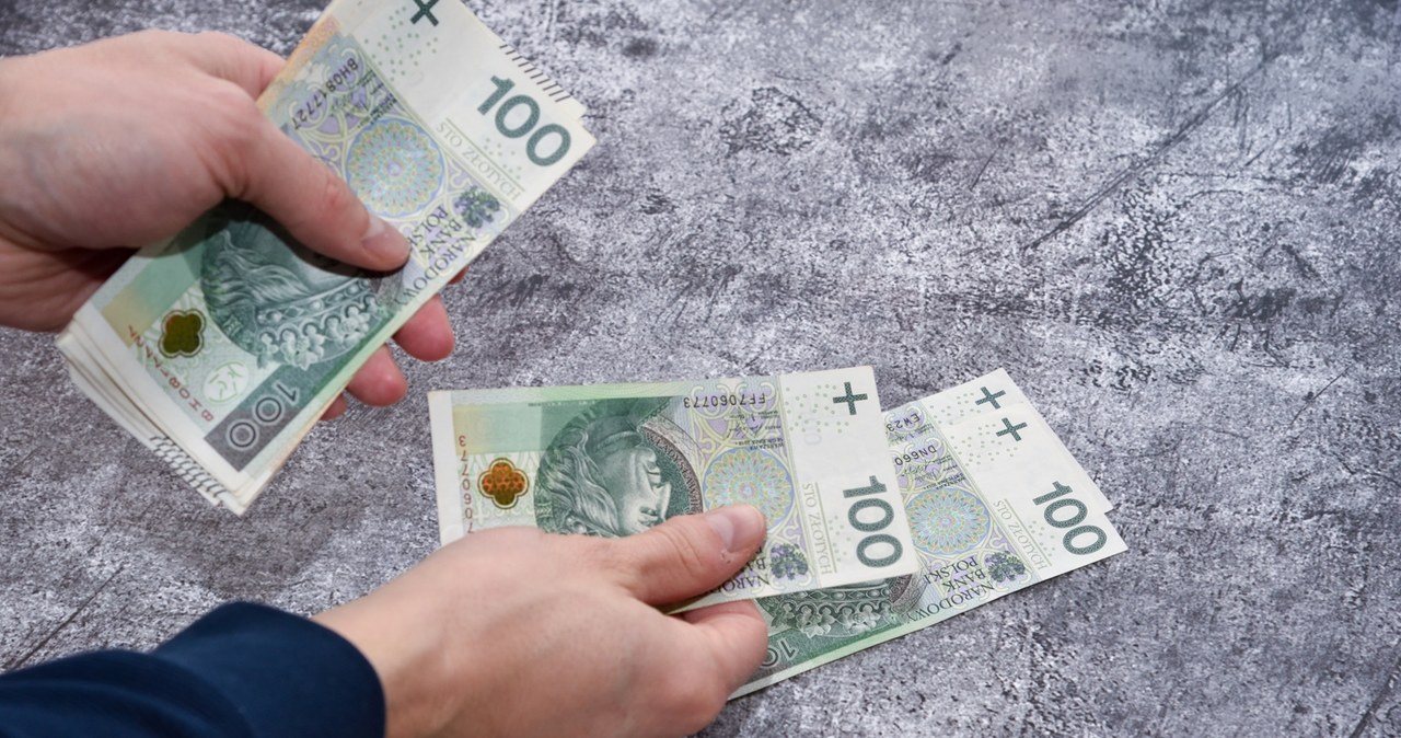 Świadczenie 300 zł niezależnie od zarobków. Ważna data to 31 sierpnia. F648152c29b990f8eb8a8a3a8c4d685d, Biznes Fakty