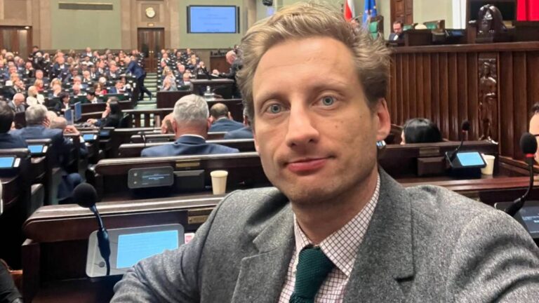 Sterczewski: „Pajacowanie” kontra „heroizm” – kontrowersje.