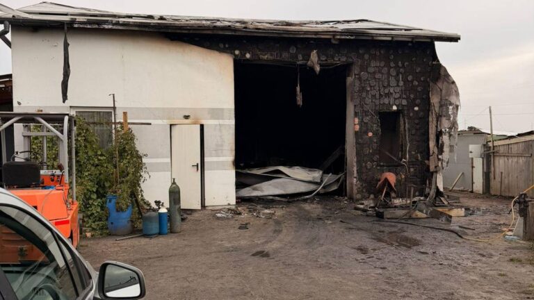 Kłótnia małżonków eskalowała do tragedii. Postrzelił partnerkę, wzniecił pożar w domu.
