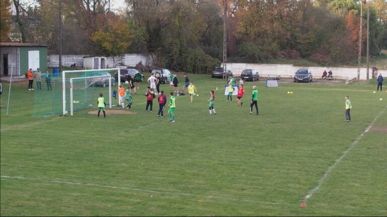 Niewielka wioska, ogromna miłość do futbolu. Co trzeci mieszkaniec to zawodnik. 0f76c7c408e50dc2567f1c50c853bb44, Biznes Fakty
