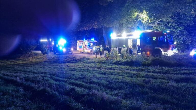 Śmiertelny wypadek w Łebieńskiej Hucie. Troje młodych poszkodowanych, jeden zmarły.
