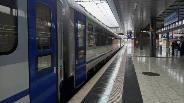 Niewybuch w pobliżu torów. Ruch pociągów został wstrzymany. Niewybuch w pobliżu torów. Ruch pociągów został wstrzymany.