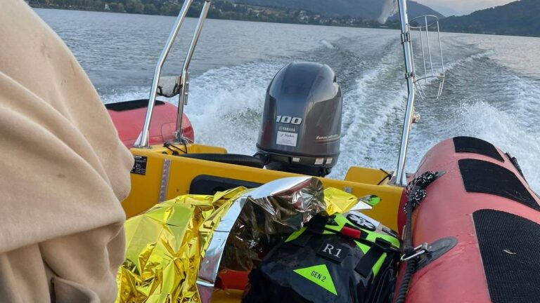 Przymusowe wodowanie małego samolotu na jeziorze. Maszyna poszła na dno.