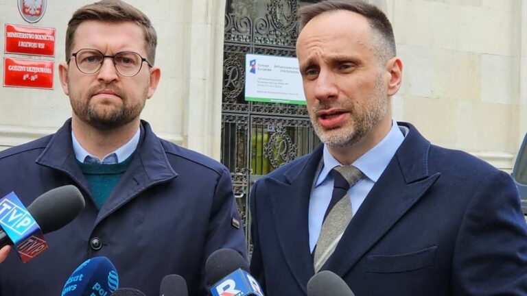 Awantuura na zjeździe parlamentarzystów PiS. „To kpina, pośle!” Ae42ac0113521e0f314ce407b358f65b, Biznes Fakty