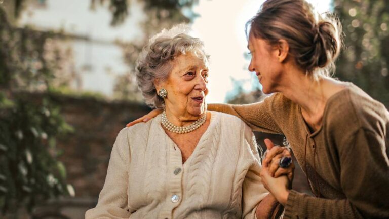 Nie tylko wyższa emerytura. Niemieccy seniorzy żyją zupełnie inaczej niż ich polscy odpowiednicy.