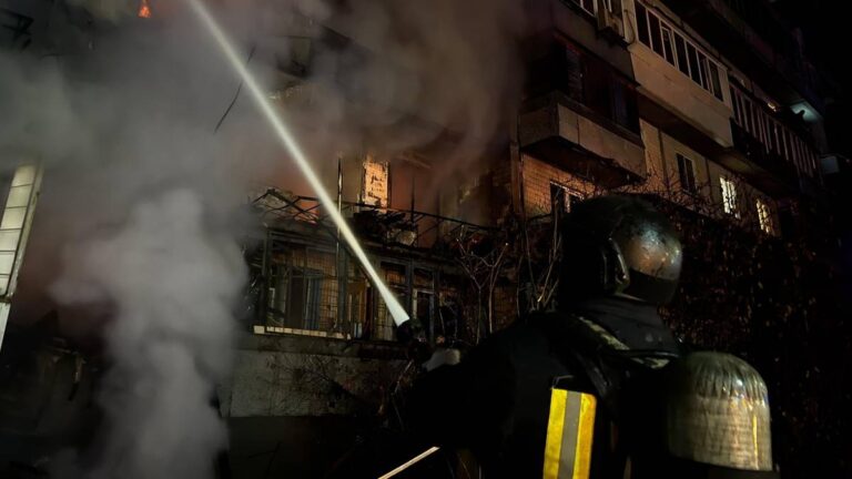 Kolejny rosyjski atak. Nocny pożar w Kijowie, są ofiary. B24abfa82104a2b8f034965c50ba144a, Biznes Fakty