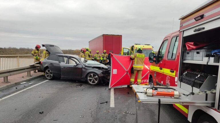 Audi w kolizji z ciężarówką. Śmiertelny skutek kraksy na wiadukcie. B84f645ebfe323d4ba77c8ee622d2e0a, Biznes Fakty