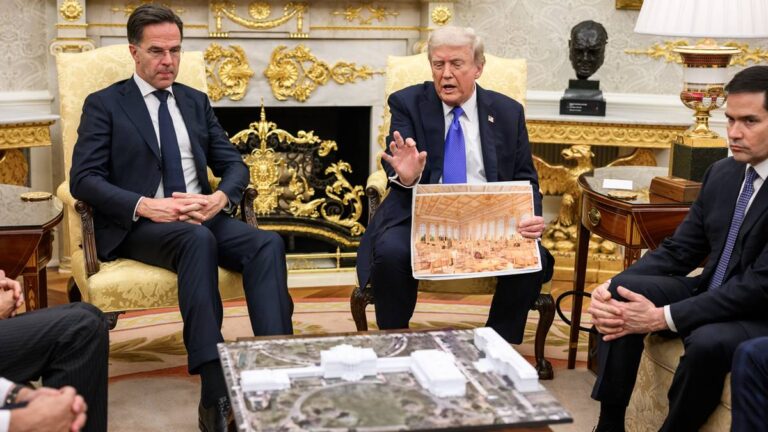 Posady w Białym Domu stracone. Trump usunął skład komisji. Bea06d344669566afc66fe659fc1f204, Biznes Fakty