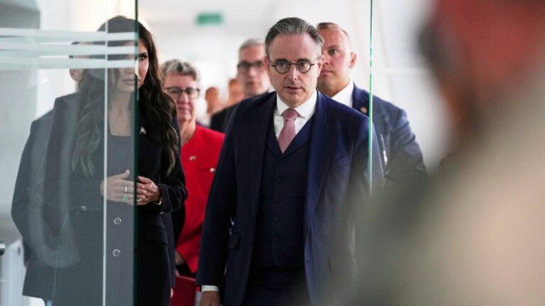 Planowany atak na belgijskiego szefa rządu udaremniony. Policja bada wątek powiązań z islamistami. Planowany atak na belgijskiego szefa rządu udaremniony. Policja bada wątek powiązań z islamistami.