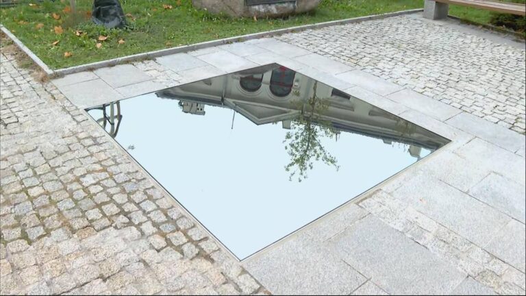 Kielecka kontrowersja wokół lustrzanej instalacji. Dzieło sprowokowało falę opinii.