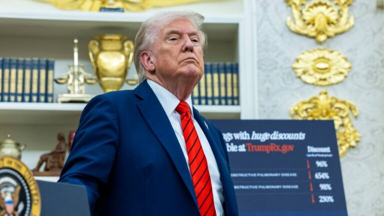 Trump odpowiada na działania Chin, wprowadza taryfy. „Kolejne 100%”.