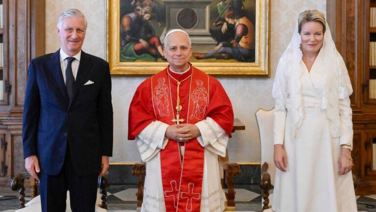 Komu wolno założyć białą suknię na audiencję u papieża? Wyjątkowy status dla siedmiu dam. Ecc7313a92c6462fdb65caa3ddb15602, Biznes Fakty